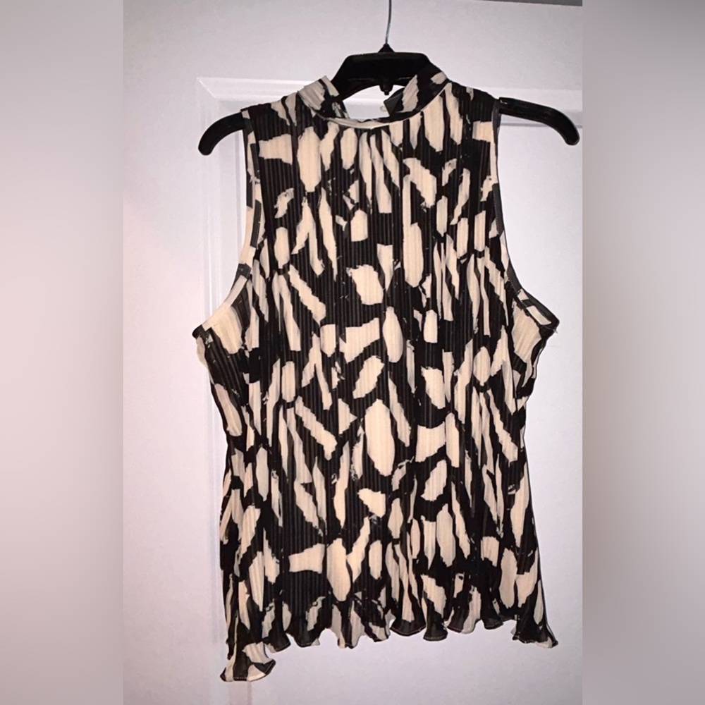 Adrianna Papell Black and Cream Abstract Pleated Sleeveless Blouse